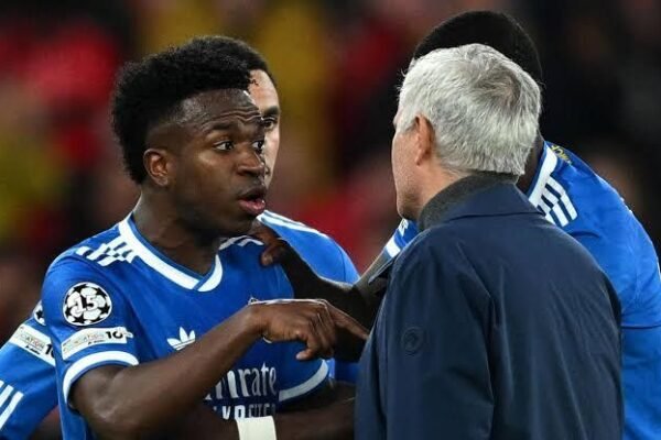 mourinho supports vinicius jr